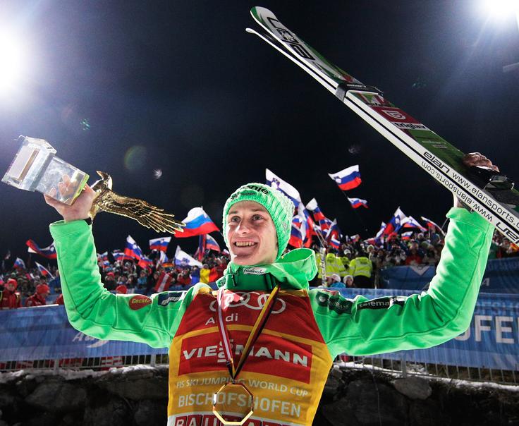 Lanska novoletna turneja je bila za slovenski tabor nadvse uspešna. Peter Prevc je zmagal na treh prizoriščih in v skupnem seštevku turneje in se takole veselil zlatega orla, ki ga prejme zmagovalec prestižne turneje. | Foto: Getty Images