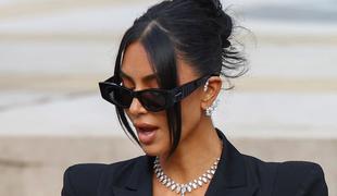 Kim Kardashian na sodišču težko zadrževala solze