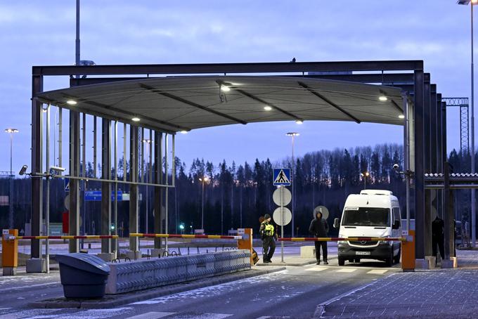 Predsednik finske vlade Petteri Orpo je danes sporočil, da bo vlada zaradi navala migrantov za potnike zaprla tudi prehod Raja-Jooseppi za začetno obdobje dveh tednov. Po besedah notranje ministrice Mari Rantanen bo zaprtje začelo veljati v noči na četrtek in bo trajalo do 13. decembra, poročajo tuje tiskovne agencije. "Finska je tarča ruske hibridne operacije. To je vprašanje nacionalne varnosti," je ob tem dejala Rantanenova. Na podlagi izjave finske vlade bodo prosilci za azil za zaščito tako lahko zaprosili le še na "odprtih mejnih prehodih za zračni in pomorski promet". | Foto: Reuters