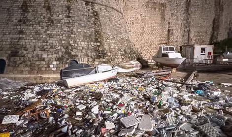 Ena najbolj znanih plaž hrvaškega bisera zasuta s tonami smeti