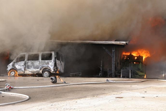 Požar pri Novem mestu | Zagorel naj bi delovni stroj, nato pa se je požar razširil po vsem obratu. | Foto STA