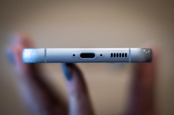 Spodnja stran pametnega telefona Samsung Galaxy S23 FE | Foto: Gaja Hanuna