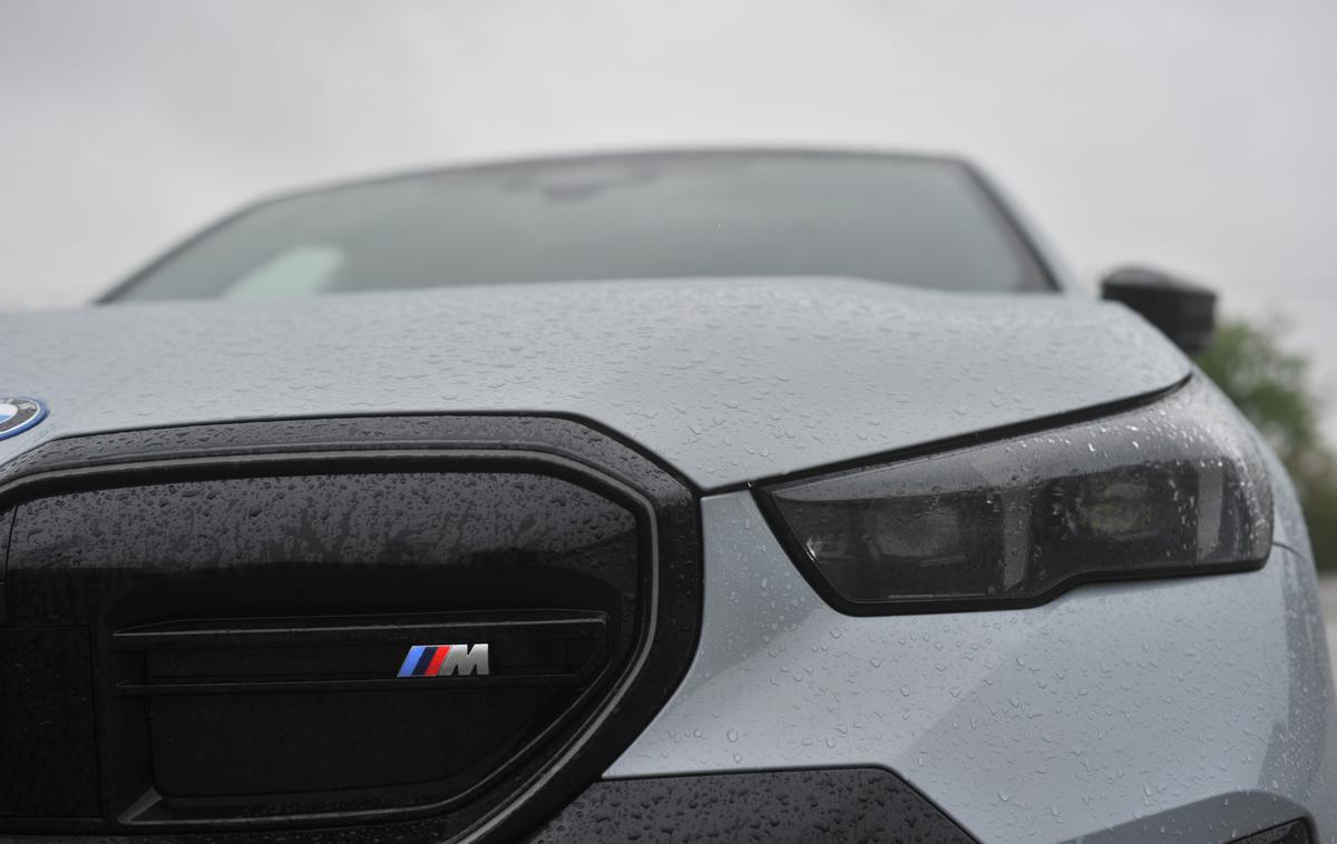 BMW i5 M60 | BMW je med redkimi tradicionalnimi znamkami, ki se lahko leta 2025 izognejo kaznim za previsok izpust CO2. | Foto Gregor Pavšič