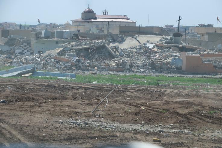 Razrušena krščanska vasica tik pred frontno črto | Foto: Bogomil Ferfila