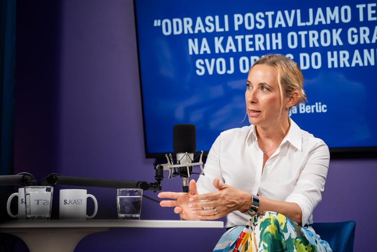 "Hrana je osnovna človekova potreba. S tem, da jo otrok je, nam ne izkazuje ljubezni," opozarja Maja Berlic ob pogovoru o tem, da smo prizadeti, če otrok ne poje obroka, ki smo ga dolgo pripravljali.   | Foto: Luka Petrič