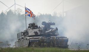 Rusi na robu živčnega zloma: "Britanski tanki iz Estonije gredo nad Sankt Peterburg"