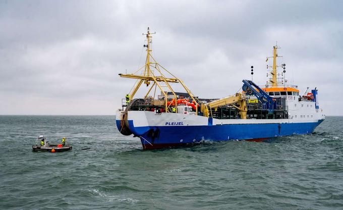 Ladja za napeljevanje podmorskih optičnih kablov v bližini obalnega mesta Sassnitz na severu Nemčije.  | Foto: Guliverimage