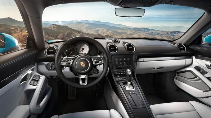 Na novo so zasnovali tudi voznikovo delovno okolje, ki ga krasi volan iz suprešportnika 918 spyder. Porschejev komunikacijski vmesnik PCM je del serijske opreme, pomeni visokoresolucijski zaslon na dotik, popolno integracijo funkcij pametnega telefona (Apple CarPlay in Porsche Car Connect), tu je še USB-vhod, pa 150-vatni paket ozvočenja … | Foto: Porsche