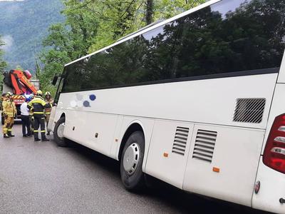 Na kobariškem zdrsnil avtobus in se nagnil nad brežino proti strugi reke Soče #foto