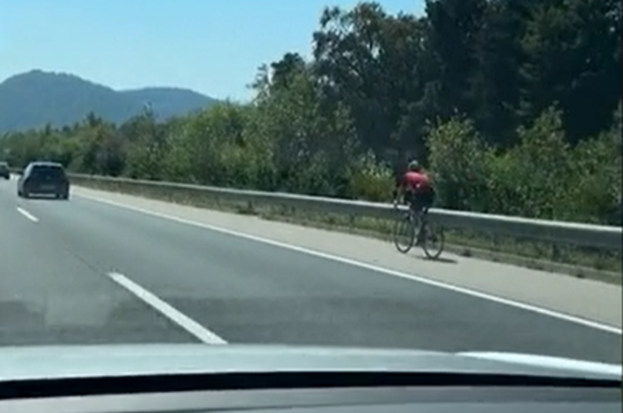 Kolesar na AC | Dobro poznate kolesarska pravila in se jih držite? Mimogrede vas lahko oglobijo, tudi za več kršitev hkrati. Fotografijo kolesarja na avtocesti je 3. septembra 2024 posnel bralec Siol.net. | Foto Bralec