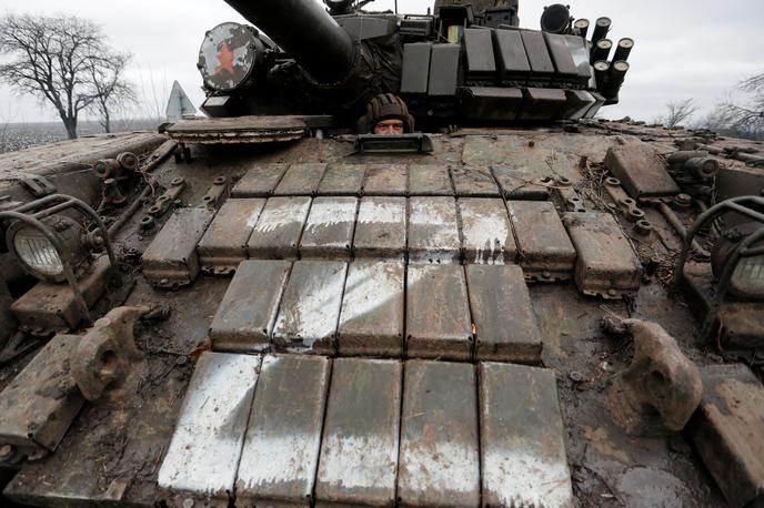 tank | Ruski tanki z velikimi belimi oznakami, ki služijo medsebojni prepoznavi. | Foto Reuters