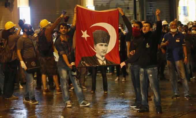 Protestniki, ki nasprotujejo Erdoganu, nosijo turško zastavo s podobo Mustafe Kemala Atatürka, ustanovitelja moderne in sekularne Turčije. Atatürk, ki ni brez krivde za genocid nad krščanskimi Armenci in etnično čiščenje Grkov, je po drugi svetovni vojni odpravil sultanat in kalifat ter Turčijo obrnil proti Zahodu. Uvedel je latinico, gregorijanski koledar ... | Foto: Reuters