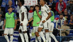 Real Madrid z igralcem več strl odpor Getafeja in pred el clasicom prehitel Barcelono