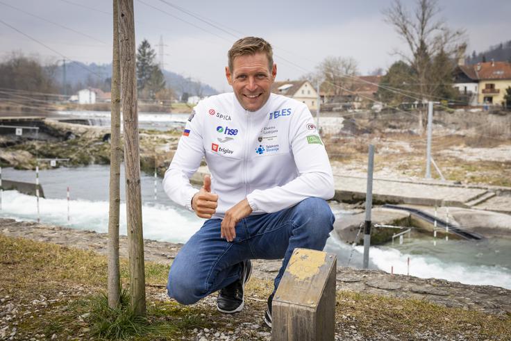 Benjamin Savšek ima ob tacenski progi svoje drevo, ki je med drugim preživelo velike poplave leta 2023. Savšek je zelo ponosen nanj. | Foto: Bojan Puhek