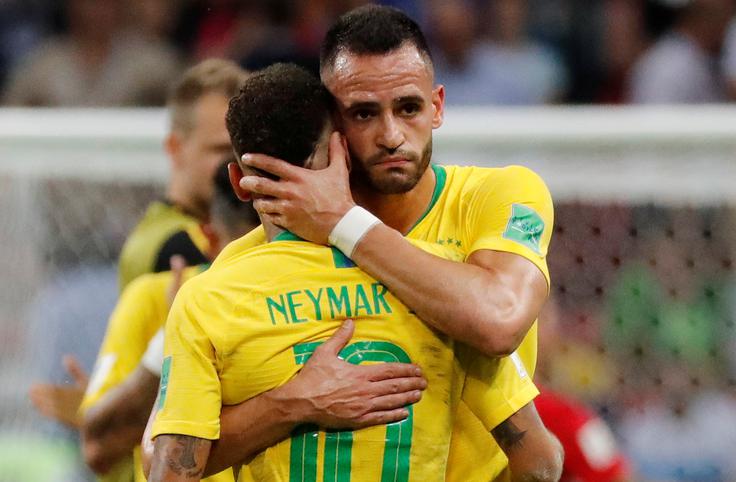 Prvega zvezdnika Brazilije so morali po tekmi spet tolažiti soigralci. | Foto: Reuters