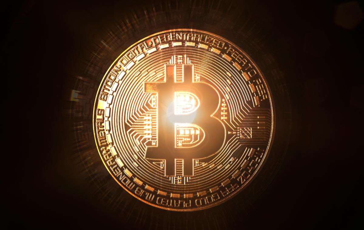 Bitcoin | Bitcoinu (na fotografiji njegov prepoznavni simbol) je v zadnjih letih uspelo razširiti definicijo denarja oziroma ga celo definirati na novo. Še vedno sicer ni postal plačilno sredstvo prihodnosti, saj ga več ljudi še vedno vidi kot naložbo, ne kot pravi digitalni denar. | Foto Thinkstock