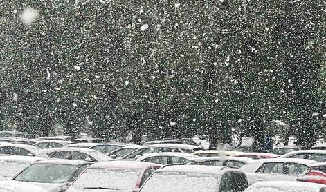 Ohladilo se je za več kot 10 stopinj Celzija: v Mariboru in Celju že sneži #video
