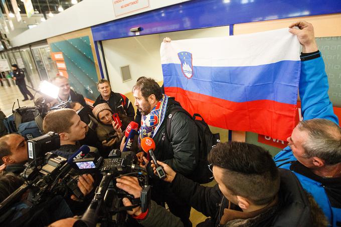 Slovenskega selektorja Veselina Vujovića so v Zagrebu pričakali tudi številni hrvaški novinarji. Dobro ga poznajo, saj je v zadnjih letih vodil RK Zagreb. | Foto: Grega Valančič/Sportida