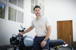 Slovenski voditelj iskreno: Razmišljal sem, da bi se obrnil, vrgel puško v koruzo in rekel, da to ni zame