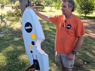 Čudež med valovi: deskar preživel napad belega morskega psa #video