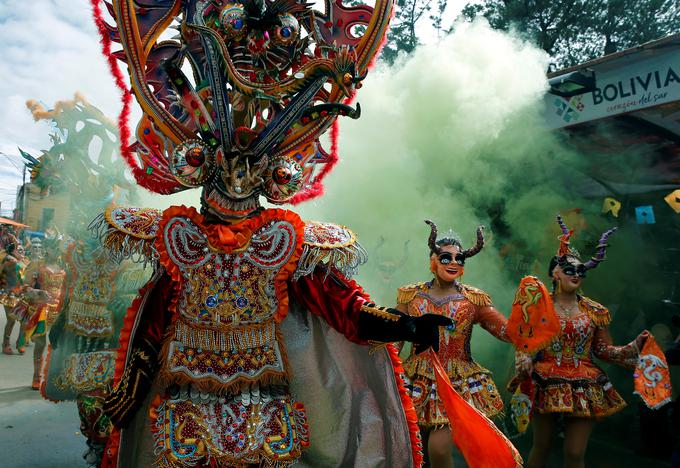 V hudiče našemljena plesna skupina Diablada je nastopila na karnevalu v Oruru v Boliviji. | Foto: 