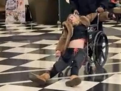 Igralko Taro Reid iz hotela odpeljali z reševalnim vozilom #video