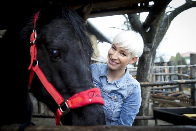 Alya razvajala konje s težko preteklostjo