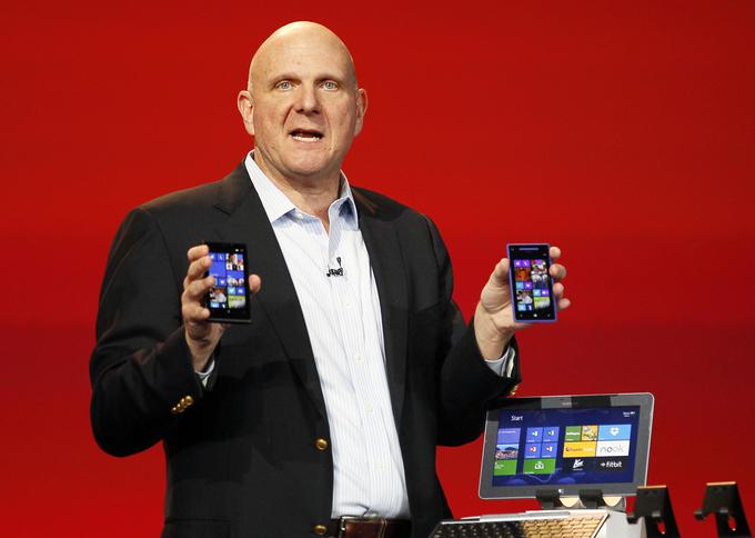 Steve Ballmer s pametnimi telefoni Nokia, ki so poganjali Microsoftov operacijski sistem Windows Phone. | Foto: Reuters