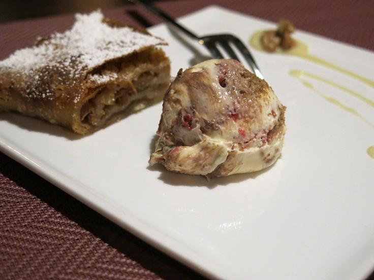 Jabolčni zavitek in kepica bananino-malinovega tiramisuja | Foto: Miha First
