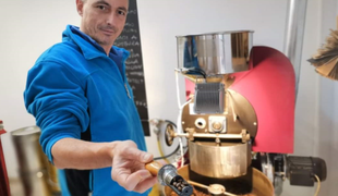 To je italijanski mikropražar iz Logatca, ki je službo s kravato zamenjal za praženje kave