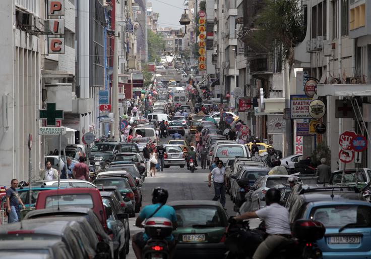 "Kar se tiče prometa, je tu divje. Ogromno je motoristov, pri parkiranju gre tudi na milimetre." Za vožnjo na trening potrebuje od osem do 40 minut, odvisno od prometa. | Foto: Guliverimage