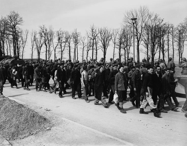 Ko so Američani zasedli koncentracijsko taborišče Buchenwald, je bil med osvobojenimi taboriščniki tudi Ludvik s svojo novo ljubeznijo Marijo. Na fotografiji: osvobojeni taboriščniki iz Buchenwalda. | Foto: Guliverimage