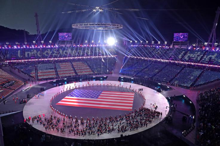 Najštevilčnejšo odpravo v Južno Korejo so poslale ZDA, kar 242 športnikov in športnic. Na odprtju iger v Pjongčangu jim je srečo zaželel ameriški podpredsednik Mike Pence, na štadionu pa je donela priljubljena glasbeno-plesna uspešnica Gangnam Style (Gangnam je predel Seula), ki je pred leti z njenim izvajalcem Psyjem požela planetarno slavo. | Foto: Guliverimage/Getty Images