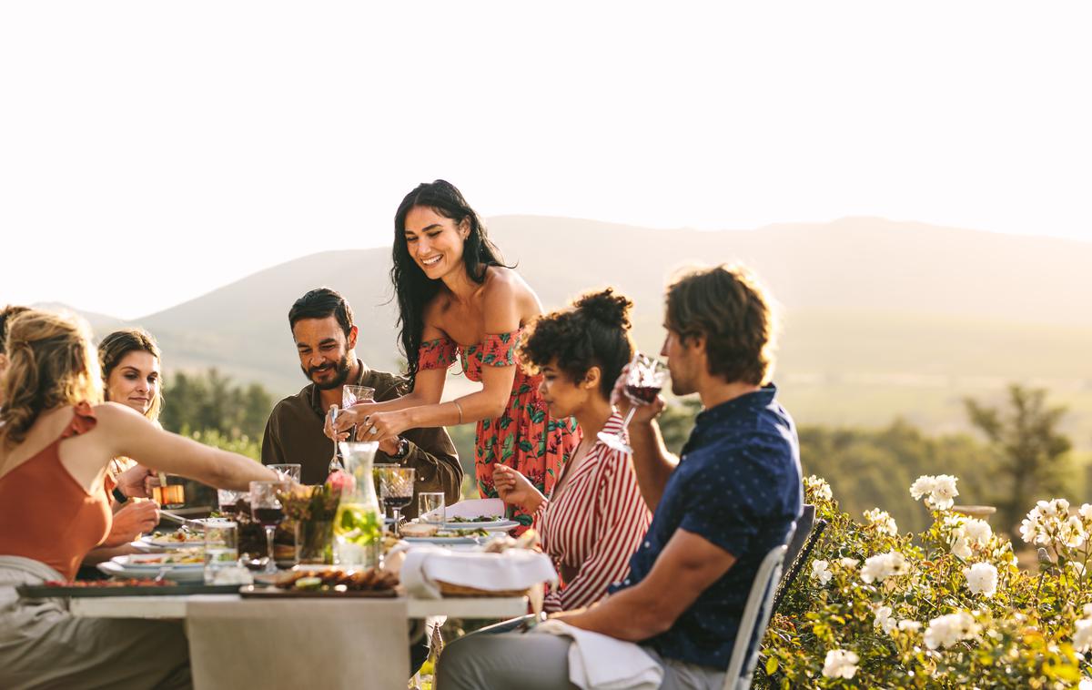 piknik na vrtu, skupina prijateljev | Foto Shutterstock