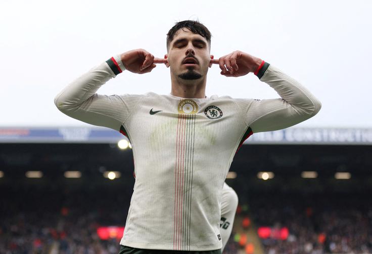 Pedro Neto je popeljal Chelsea v vodstvo proti Burnleyju. Končni rezultat je postavil Enzo Fernandez. | Foto: Reuters