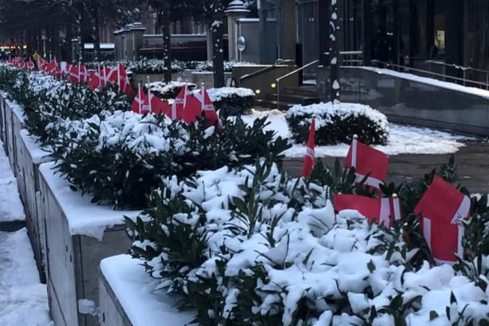 Danske zastave | Danski mediji poročajo, da naj bi osebje ameriškega veleposlaništva v Københavnu sprva celo podpiralo nameščanje danskih zastavic, na veleposlaništvu pa naj bi bil s tem seznanjeni, še preden se je zgodilo. Kaj se je v vmesnem času spremenilo, ni znano. | Foto omrežje X