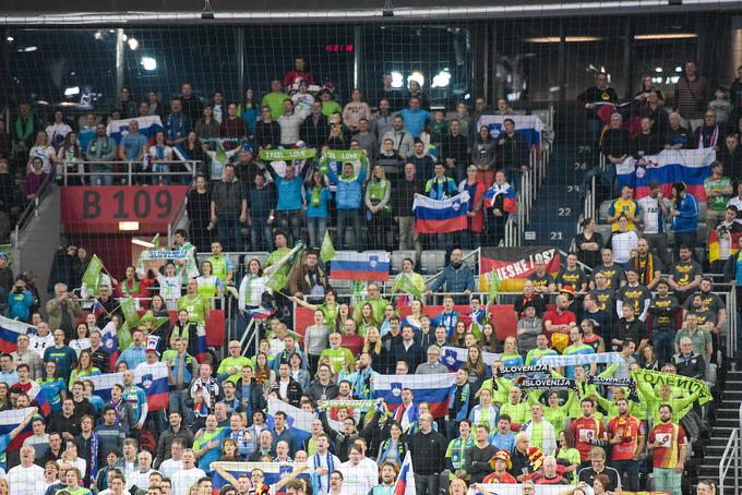 Slovenski navijači spet v velikem številu spodbujali rokometaše. | Foto: Mario Horvat/Sportida
