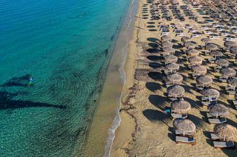 Plačljivi ležalniki, ki zasedajo plaže, razburjajo domačine #video