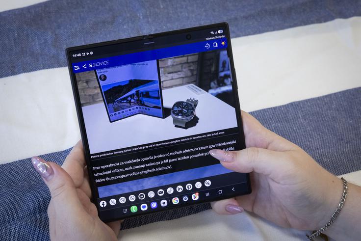 Novi Samsungov pregibni silak se je okrepil tudi za uporabo pod močno sončno svetlobo, saj je svetilnost obeh njegovih zaslonov po 3.000 nitov.  | Foto: Gaja Hanuna