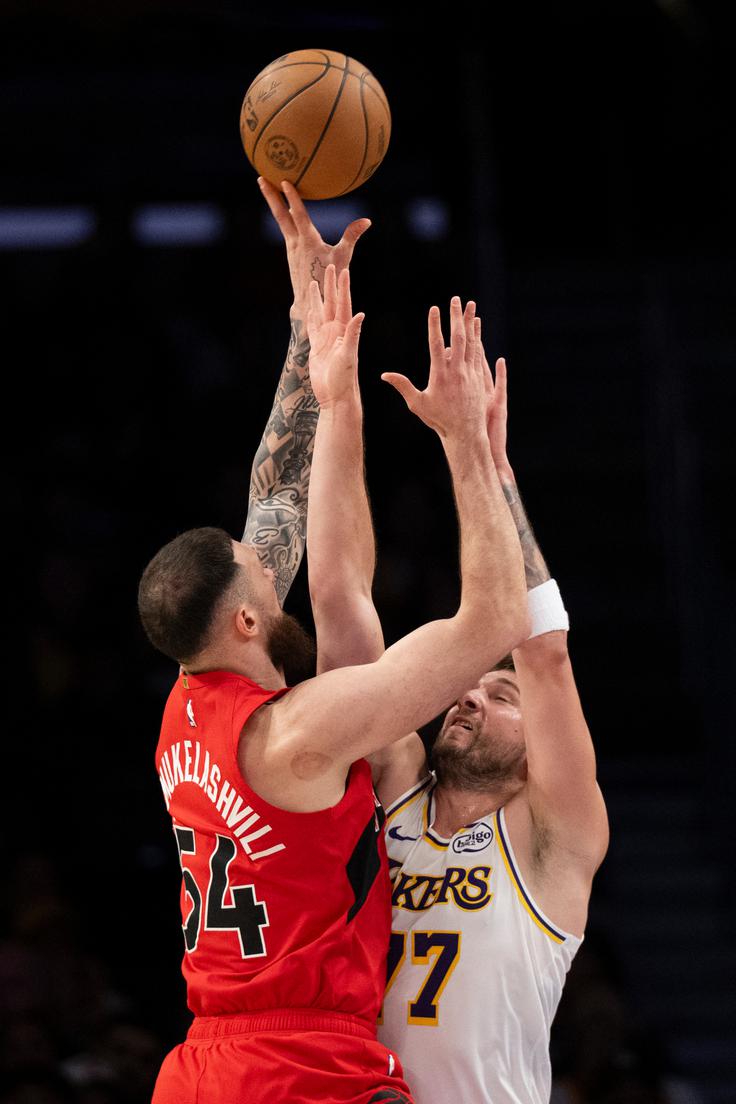 V Gruziji je zelo priljubljen košarkar Sandro Mamukelashvili, ki bo v novi sezoni soigralec Luke Dončića pri Lakersih. ''Zaradi prestopa k Lakersom se je njegov status še dvignil. Ima mehko roko, je zelo dober fant, ki rad trenira in je poln energije. Verjamem, da bosta dobro sodelovala. Če Sandro ne bo podajal Luki, ga bom poklical v Los Angeles, in mu to ukazal,'' se je pošalil Vladimer, ki ga mora novopečeni Jezernik iz Gruzije ubogati, saj je športni direktor gruzijske reprezentance.  | Foto: Guliverimage