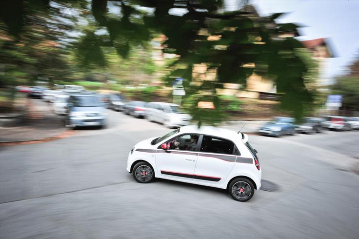 Testni avtomobil, obogaten s 650-evrskim športnim paketom, zmogljivejšim od obeh motorjev, in nekaterimi manj nujnimi dodatki, kot je bil recimo parkirni pomočnik, predstavlja vrh ponudbe twinga in nikakor povprečnega twinga. A tudi brez omenjenega je dokazal vrhunsko formo, podprto z zanimivim videzom, več kot spodobnimi voznimi lastnostmi in tistim nujno potrebnim dejavnikom za uspeh – značajsko močjo originala.  | Foto: 