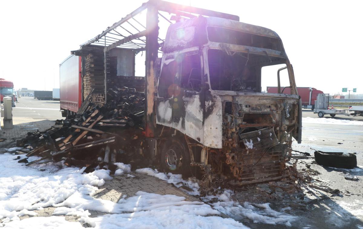 tovornjak | Požar se je hitro razširil na celotno kabino in priklopnik. | Foto policija