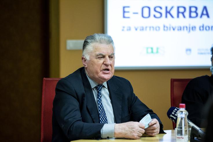 Predsednik Zveze društev upokojencev Slovenije Janez Sušnik: "Veseli nas, da je vlada s pomočjo evropskih sredstev E-oskrbo, ki je v razvitih državah že sestavni del socialnega varstva starejših, zagotovila brezplačno in da tudi v Sloveniji končno delamo pomembne korake v smeri zagotavljanja varnosti starejših, ki bivajo sami." | Foto: Ana Kovač