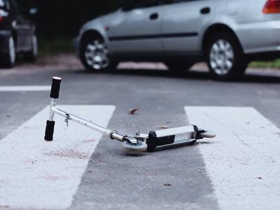 V prometni nesreči v Ljubljani huje poškodovan otrok na skiroju