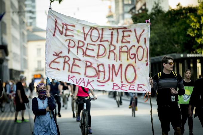 V Ljubljani in drugih slovenskih mestih je več tisoč ljudi v petek spet protestiralo proti vladi Janeza Janše. | Foto: Ana Kovač