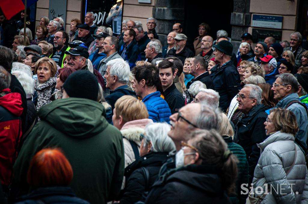 Protest pred mestno hišo proti kanalu C0