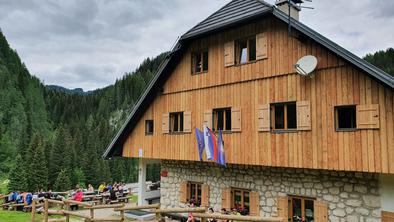 Koča na Planini pri Jezeru (1453 m)
