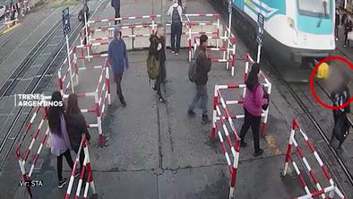 Med brskanjem po telefonu stopil na tramvajsko linijo #video