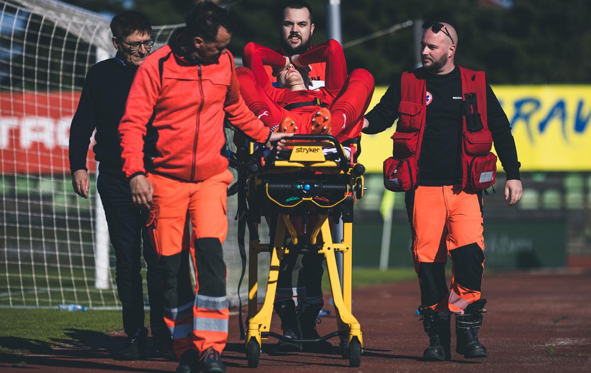 prva liga NK Bravo NK Olimpija Matevž Vidovšek | Matevži Vidovšku so reševalci pomagali že na zelenici. | Foto Grega Valančič/Sportida