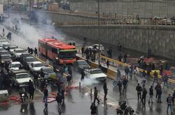 AI: Protesti v Iranu zahtevali več kot 100 smrtnih žrtev